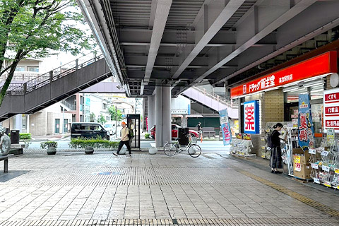 ➀西口からドラッグ新生堂高宮駅前店を横目に高宮通りに出ます