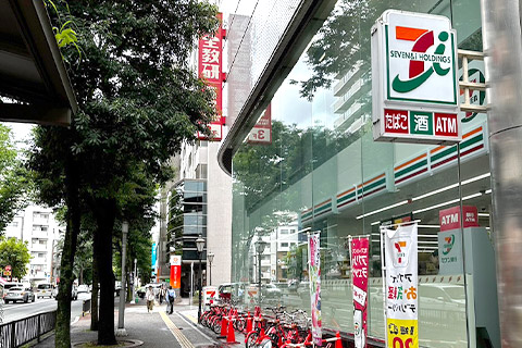 ②反対側にセブンイレブン高宮５丁目店があり、横断歩道を渡りセブンイレブン方向へ向かいます