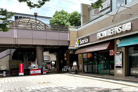 左手に高宮駅が見えます