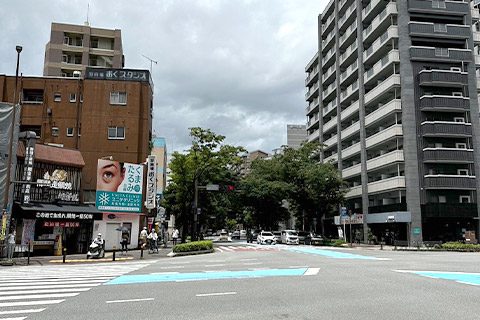 ①野間四つ角の交差点を薬院方面に直進します